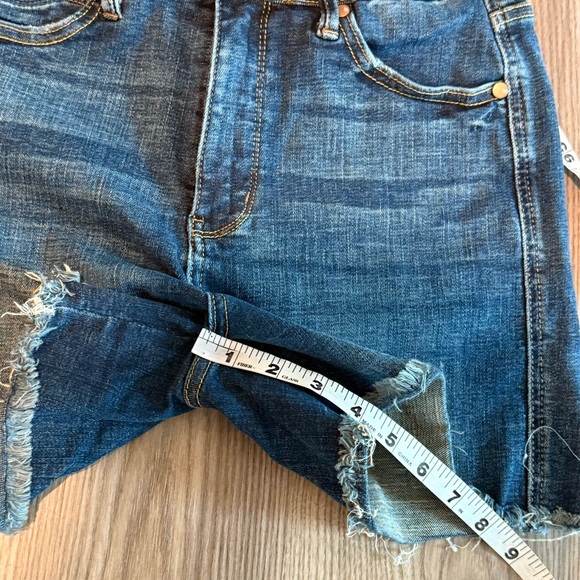 Judy Blue Fresh Bloom Tummy Control High Rise Raw Hem Jean Short size Medium - Picture 5 of 9